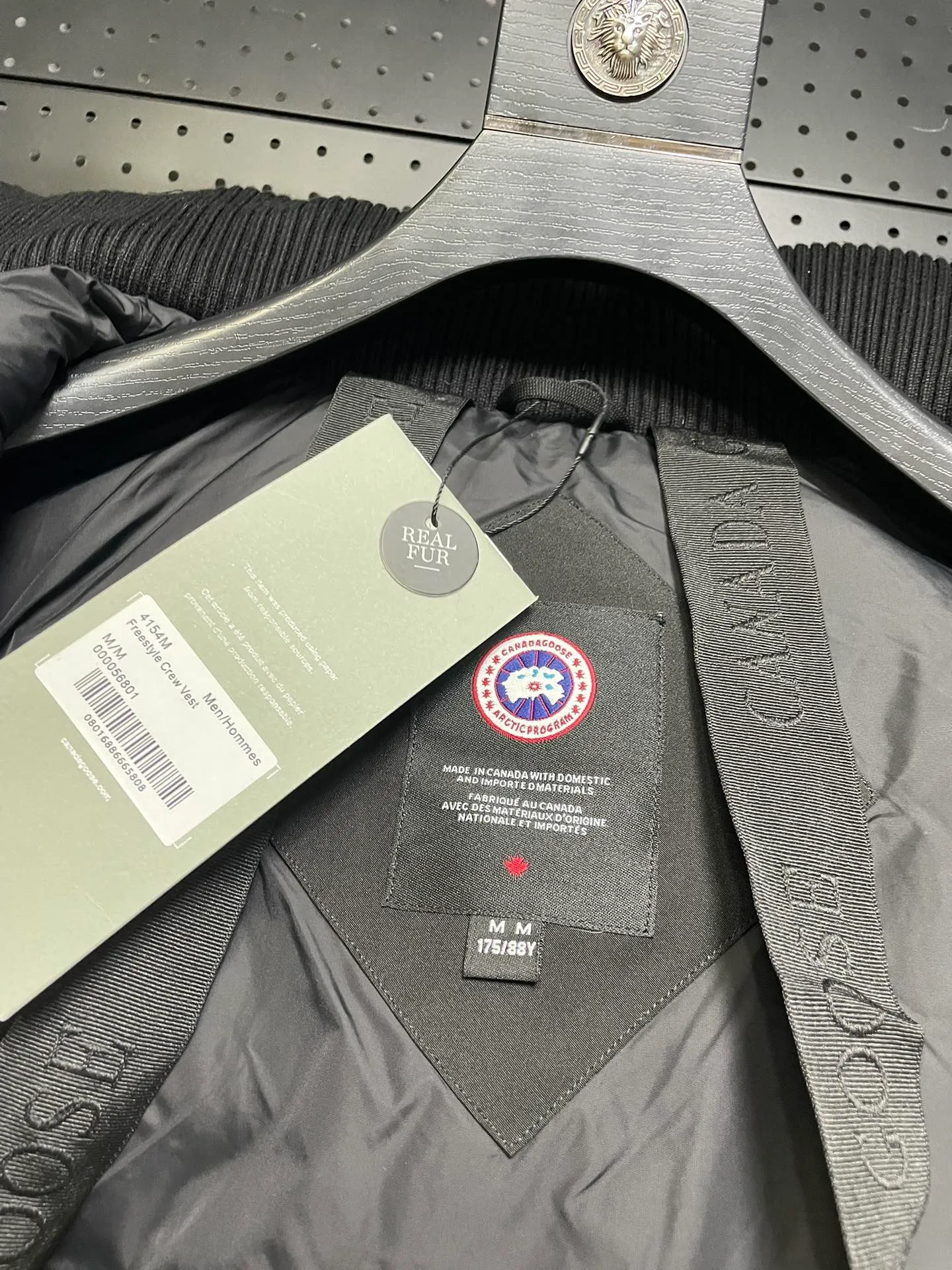 P800 forester men's new model black 24 models Canada Goose (Canada Goose) Men's model xs-xxl The highest version on the market! 🔥 Recommendation of single product for autumn and winter hard goods # Produced by OEM canada goose # The Canadian brand canada goose has always been recognized as the warmest down jacket, and its existence can often be seen in the winter street photos of various celebrities. I make Canada Goose every year, but I still can’t get rid of my love for it. No matter how cold the weather is, there’s no need to be afraid! Because this year, as always, we will provide you with ruthless goods and prepare large quantities of goods. I believe that the market has become a bit chaotic, but we are not afraid. Only good things are competitive, not comparing prices! No one is stupid enough to quote a high price and send old customers away! Look at price in the short term and quality in the long term! If you care about quality, please respect its price! If what you want is cheap, please don't expect good quality! You get what you pay for, this is the rule of the market! We really value quality. It is only worn by the one who understands you! Filling content: 90 international standard duck down! I won’t say much more, everyone sells their own goods! Regarding the down content, you can feel it with your hands. There is nothing wrong with good down. Another customer said that the clothes are very light, but the ones on the market are very heavy. For us insiders, adding some filament to the clothes will make them look bulging and heavy. But we won't do that! 🔥Pure original fidelity! 🔥Everyone who has been cooperating with us in the past few years knows that the large-scale wholesale market products are incomparable to us. You are welcome to visit the brick cabinet and then come to my home to buy! It is the legendary warmest down jacket. A goose and a single layer of clothing can withstand minus 20 degrees Celsius! Known as a must-have for Arctic outdoor sports! The most popular down jacket in the world, celebrities are rushing to buy it, it is a must-have!